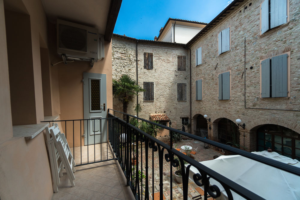 Relais Corte dei Turchi Longiano-Emilia Romagna-terrazzo-b&b